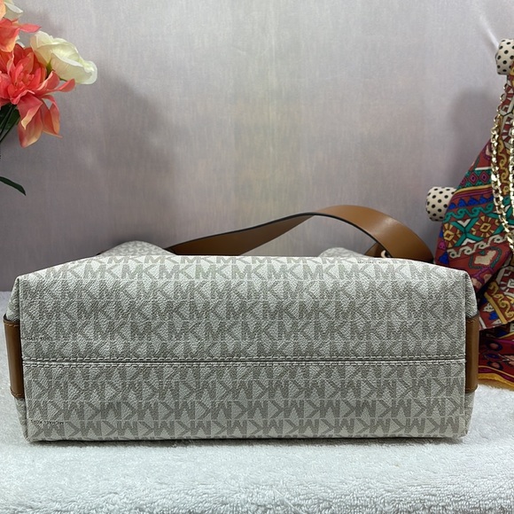 MICHAEL KORS  “Bowery” Hobo - NWT - Picture 11 of 11